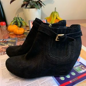 Dolce Vita never worn suede wedges with gold zip